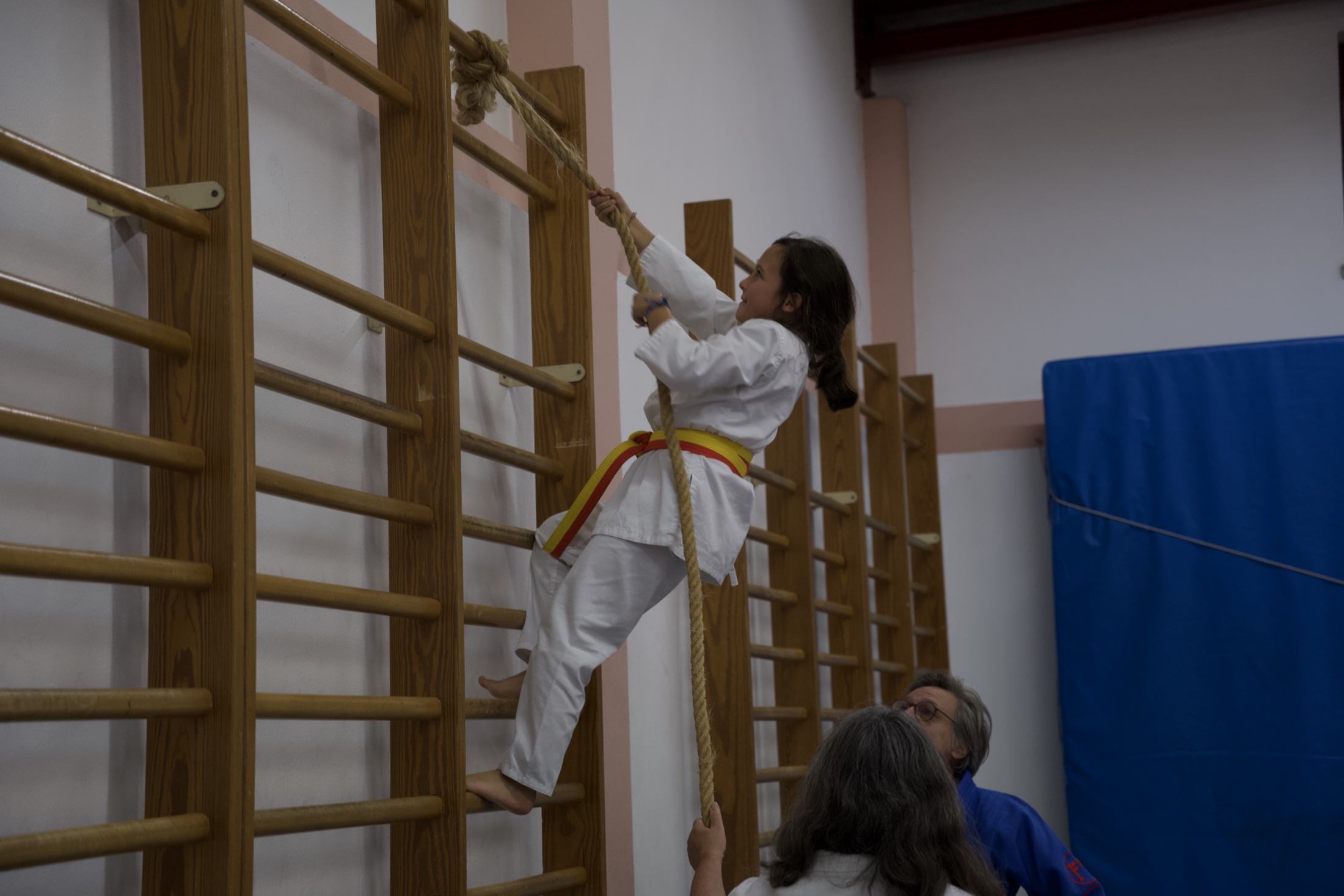 Criança a subir uma corda durante uma aula do Clube de Judo 2009