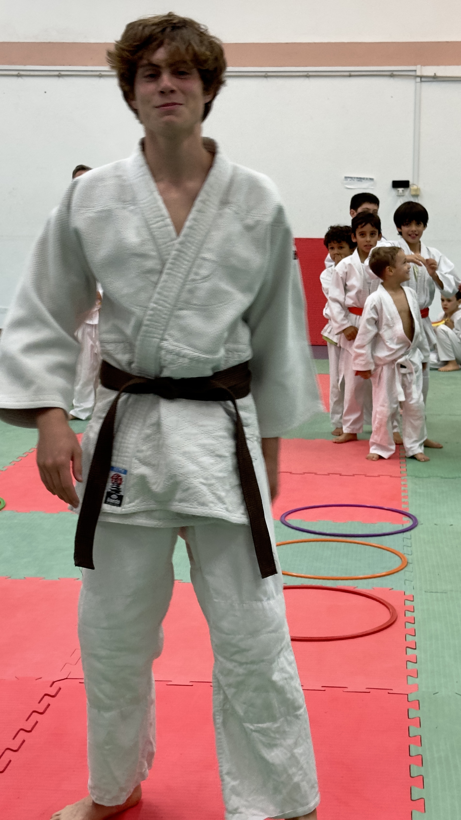 Treinador e grupo de crianças numa aula de Judo em Benfica