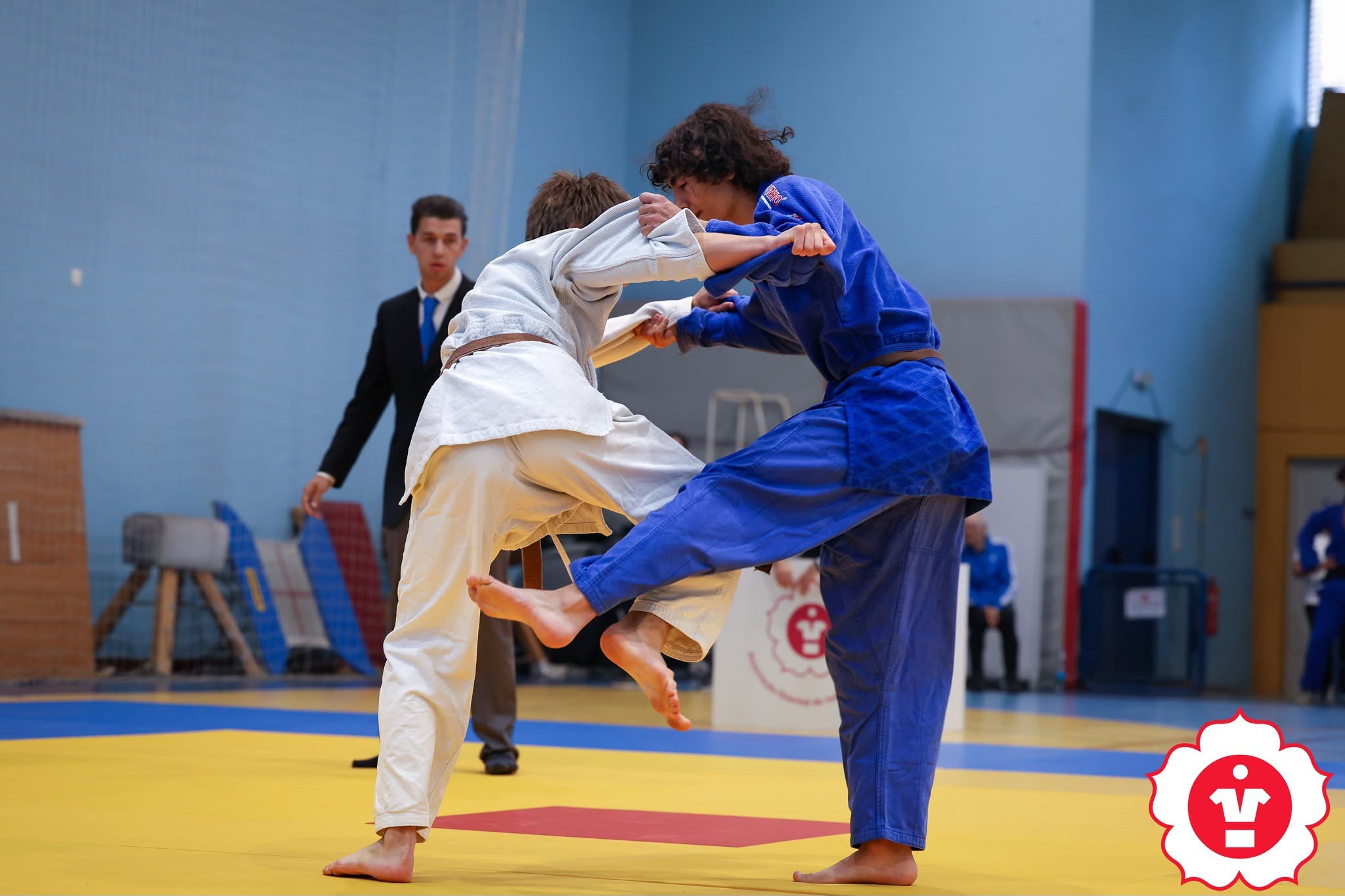 Judocas disputam a pega durante o combate.