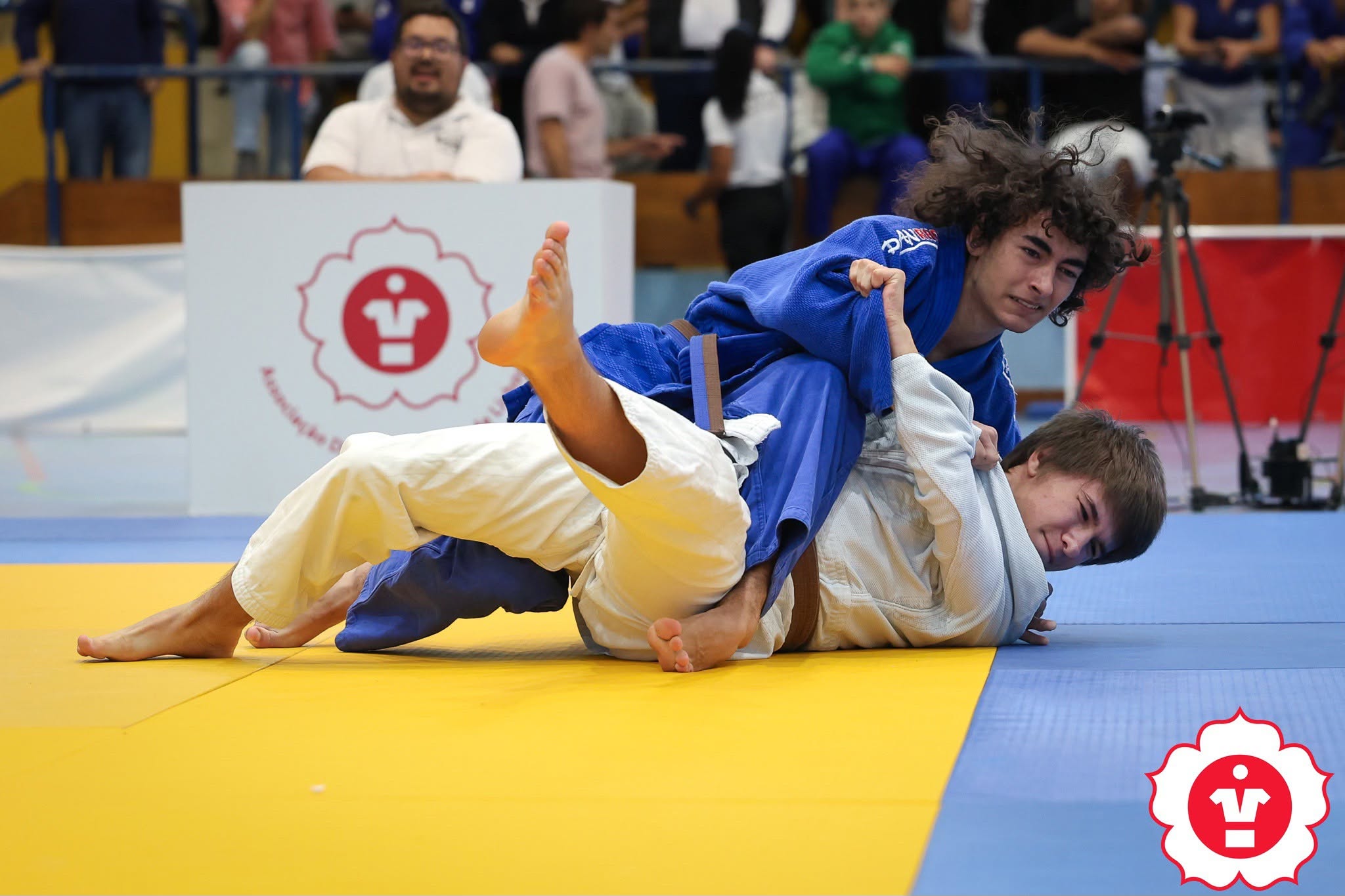 Judoca do Clube de Judo 2009 executa uma técnica no solo.