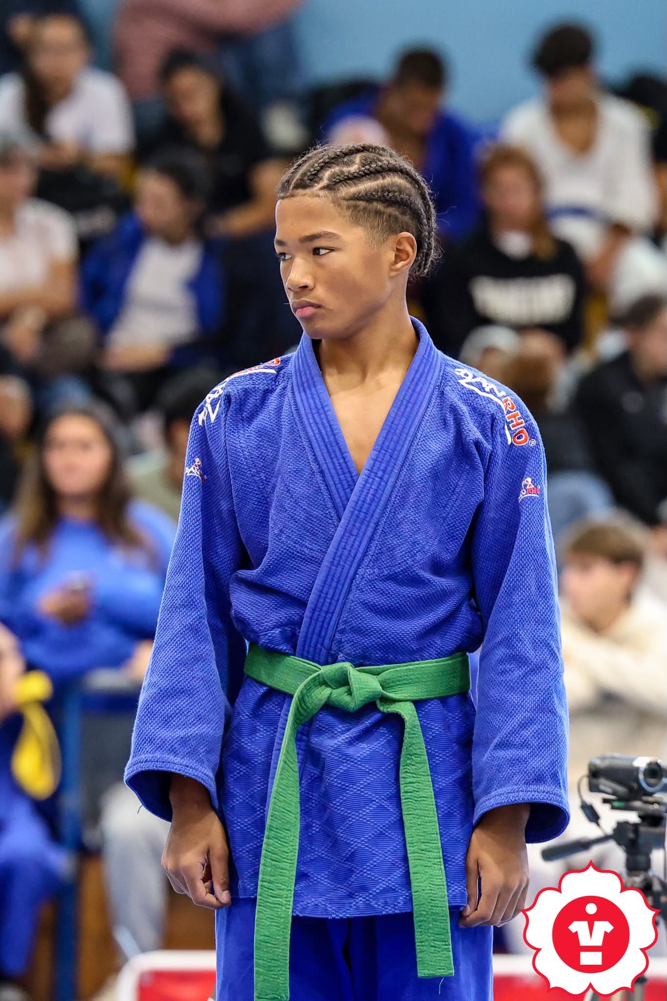 Judocas disputam o combate no tatami.