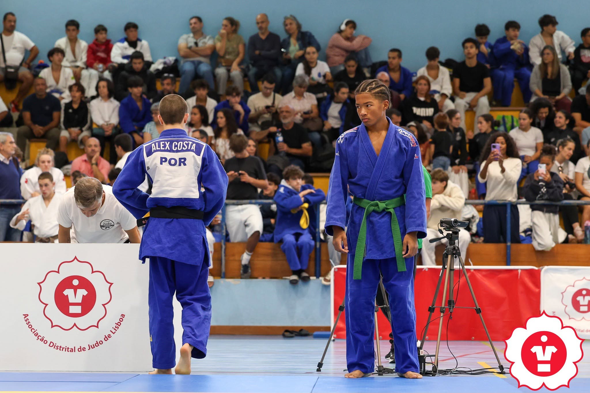Atleta do Clube de Judo 2009 aguarda o início do combate.