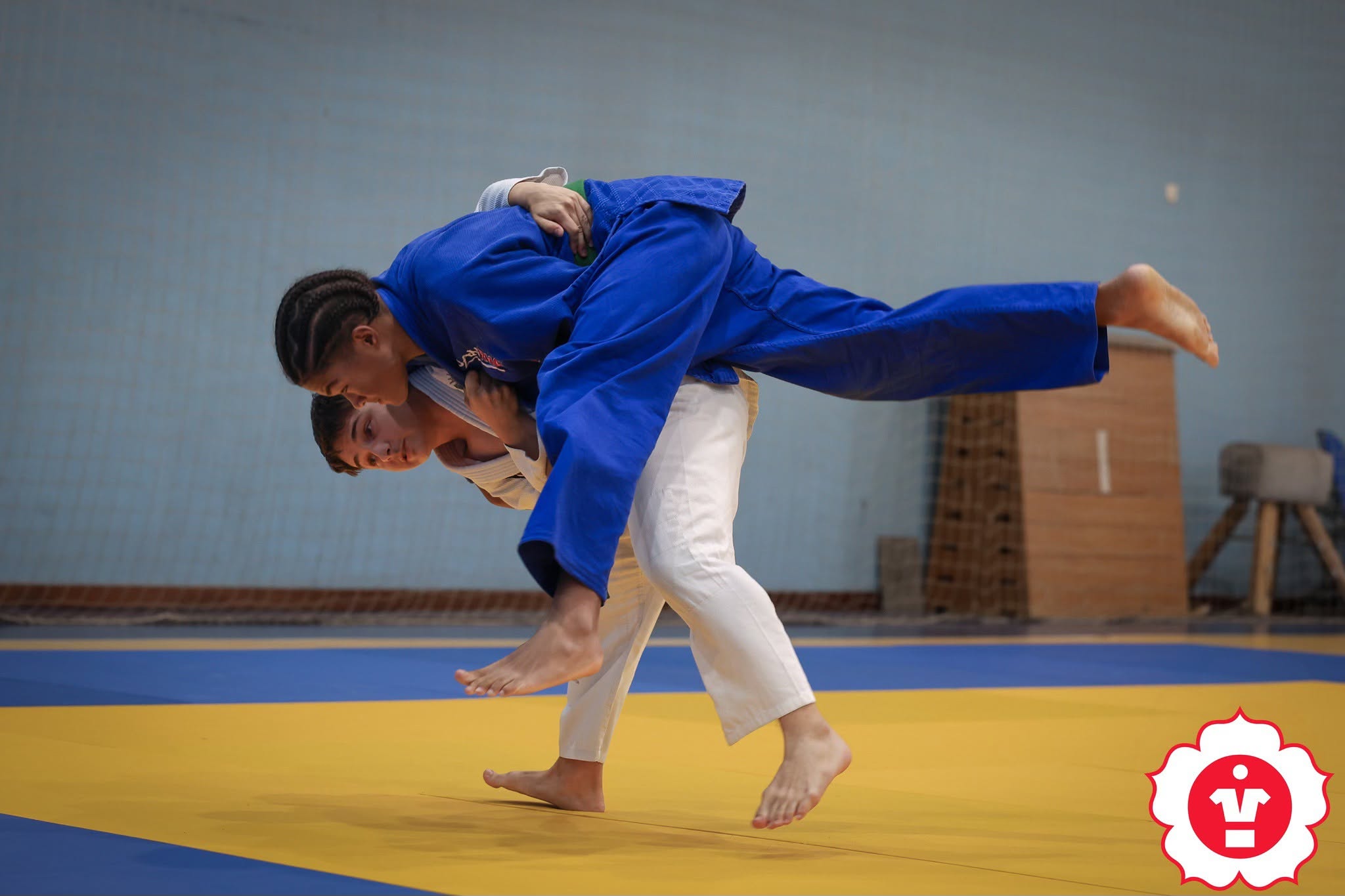 Projeção durante o combate no tatami.